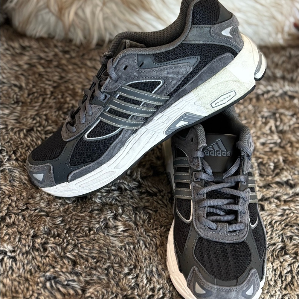 Adidas Response Women’s 9 Black and Gray Sneakers